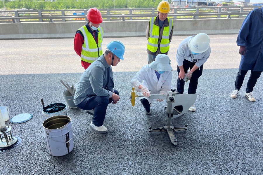 江海大道東延（綜藝集團(tuán)東-揚(yáng)子江路）工程摩擦系數(shù)檢測(cè)_副本.jpg